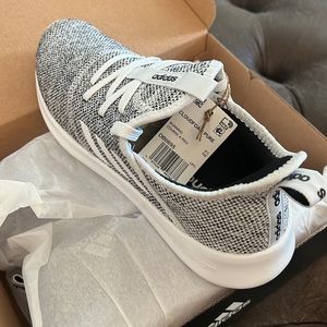 Women’s size 8 New with tags Adidas cloud foam running shoes